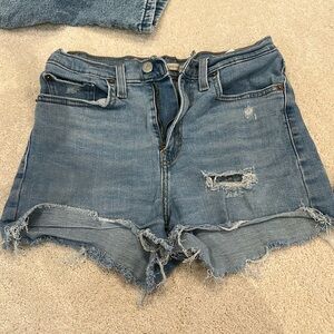 Levi’s Women’s High Rise Denim Shorts in Blue Color sz 27